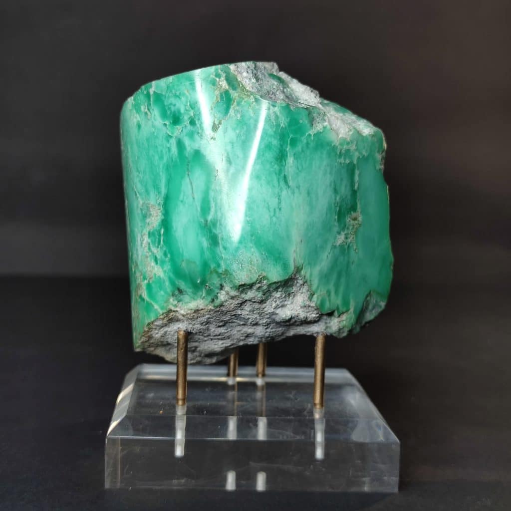 The Iranian variscite stone, weighing 400 grams and measuring 7×8×9 centimeters, is one of the exquisite and visually appealing stones that has been extracted from the Koushk mine in Yazd. Variscite, with the chemical formula Al[PO4]·2H2O, is part of the mineral group and has variable to faint luminescence. This stone, with its green color, creates a stunning appearance.