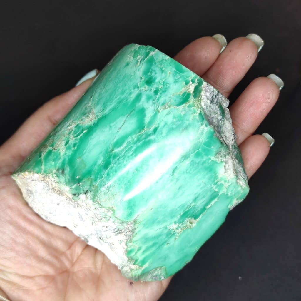 The Iranian variscite stone, weighing 400 grams and measuring 7×8×9 centimeters, is one of the exquisite and visually appealing stones that has been extracted from the Koushk mine in Yazd. Variscite, with the chemical formula Al[PO4]·2H2O, is part of the mineral group and has variable to faint luminescence. This stone, with its green color, creates a stunning appearance.